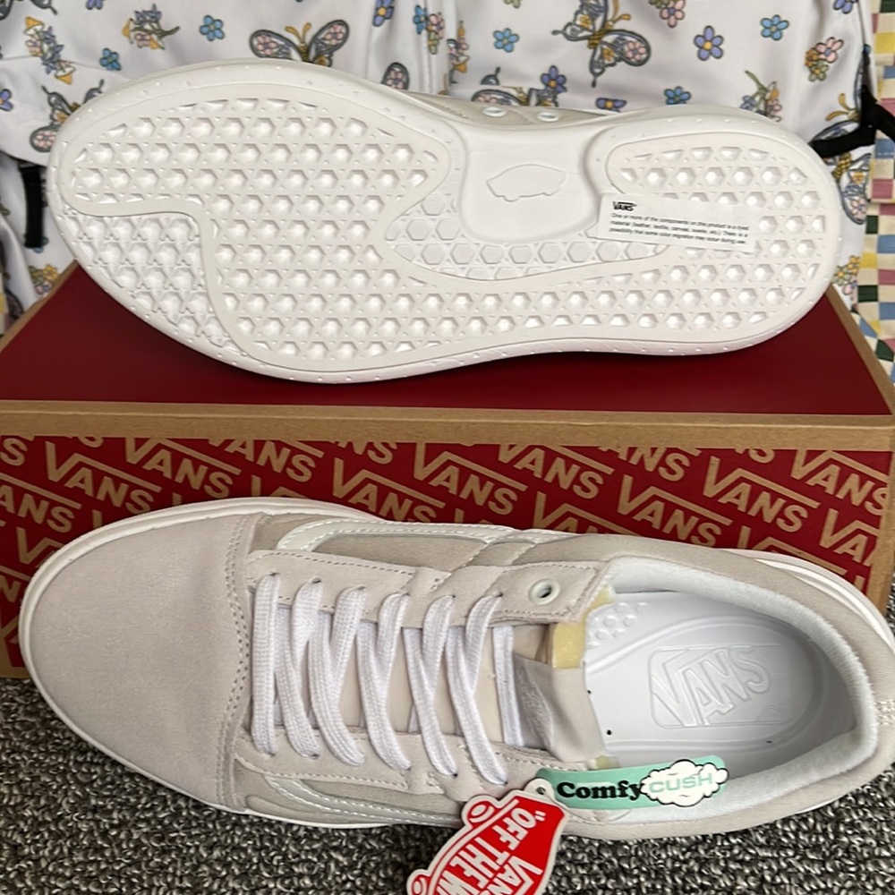 Vans Men’s Old Skool Over
Light Grey/White
VN0A7Q5ELGX
Platforms Sneakers - Picture 4 of 16